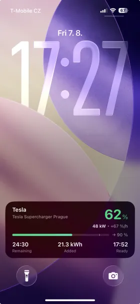 Actividad en Vivo de HedgieMate en la pantalla de bloqueo del iPhone mostrando una carga al 62 por ciento, 48 kW, tiempo restante, energía añadida y el objetivo del 90 por ciento