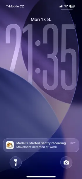 Notificación de HedgieMate en la pantalla de bloqueo del iPhone: el Model Y inició la grabación del modo Centinela tras detectar movimiento en el trabajo